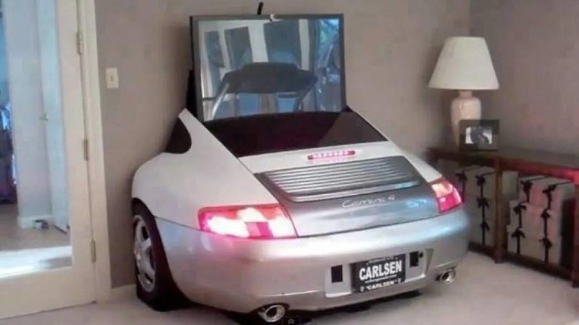 Автомобиль в квартире