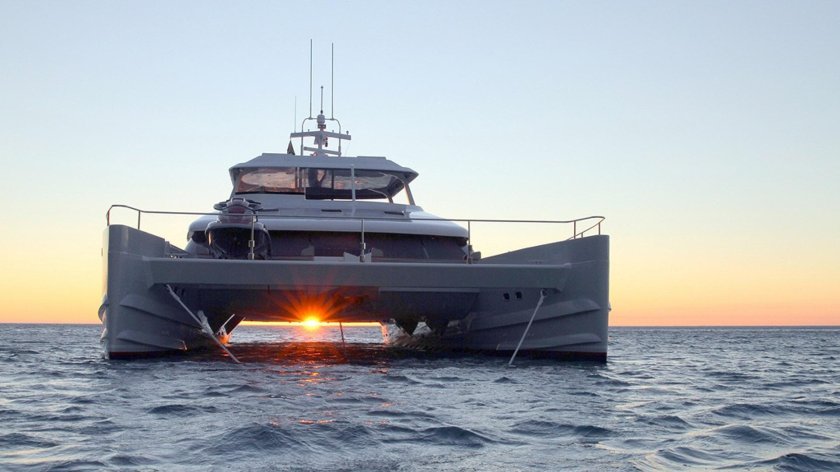 Океанский катамаран моторный