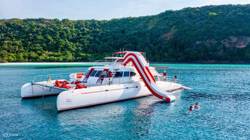 Экскурсионный катамаран