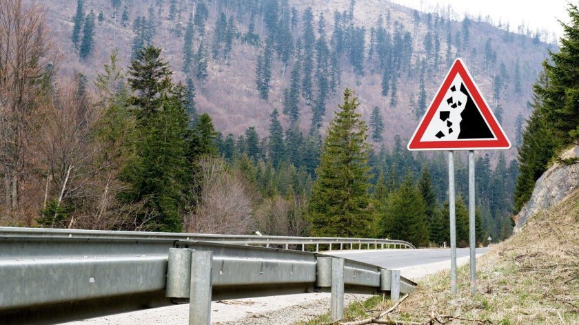 Дорожные знаки камни