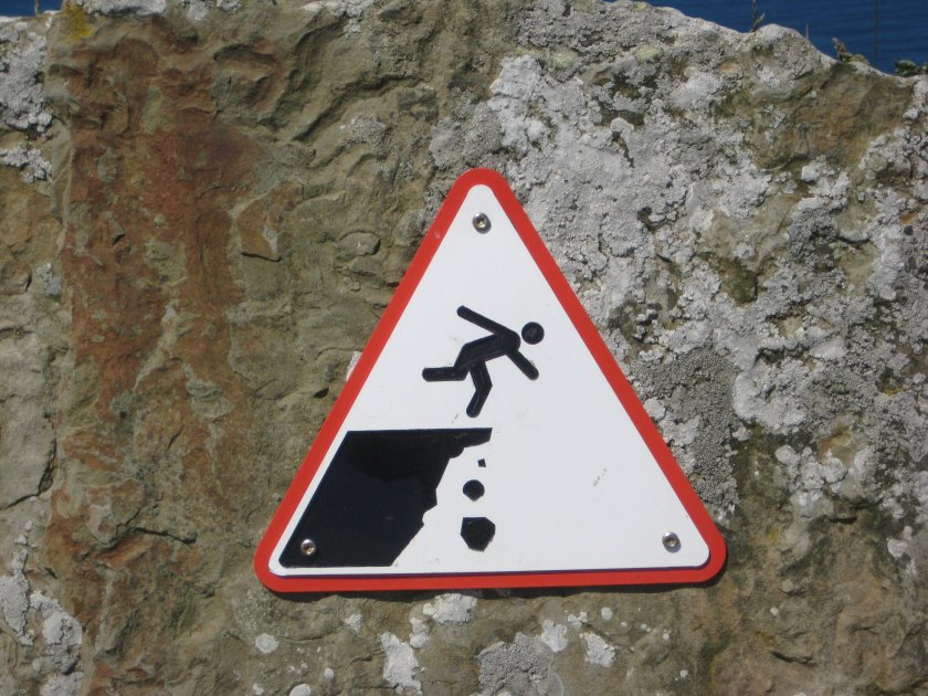 Знак осторожно обрыв