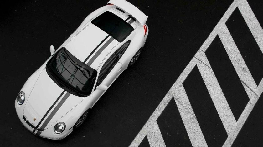 Порше белый 911 с полосками