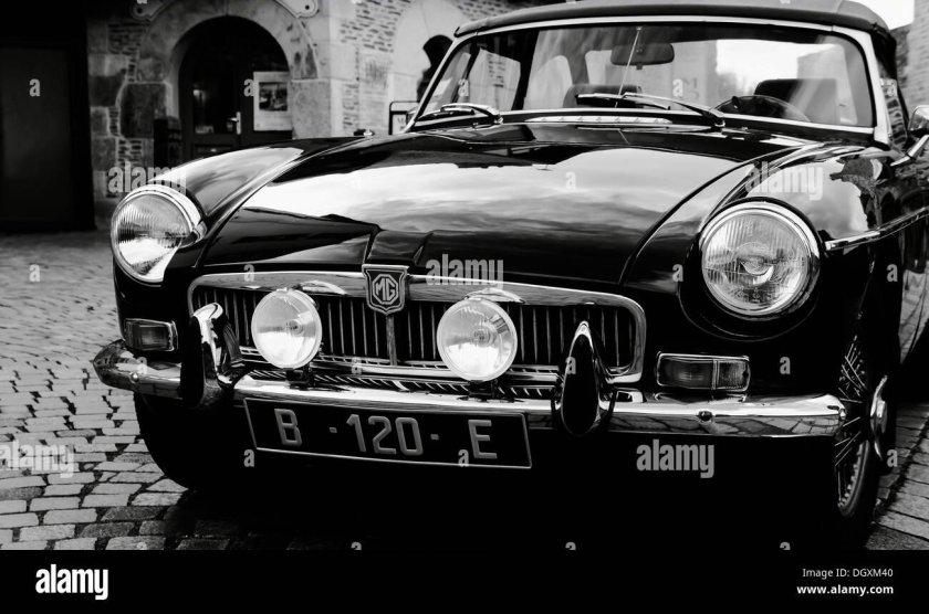 Черная ретро машина