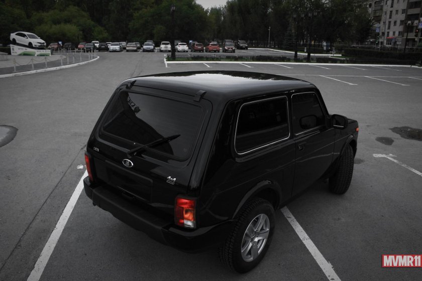 Нива Урбан черная тонированная