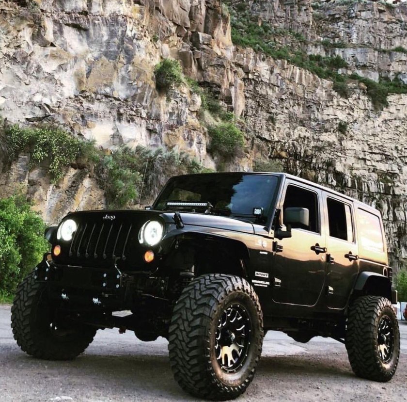 Черный внедорожник