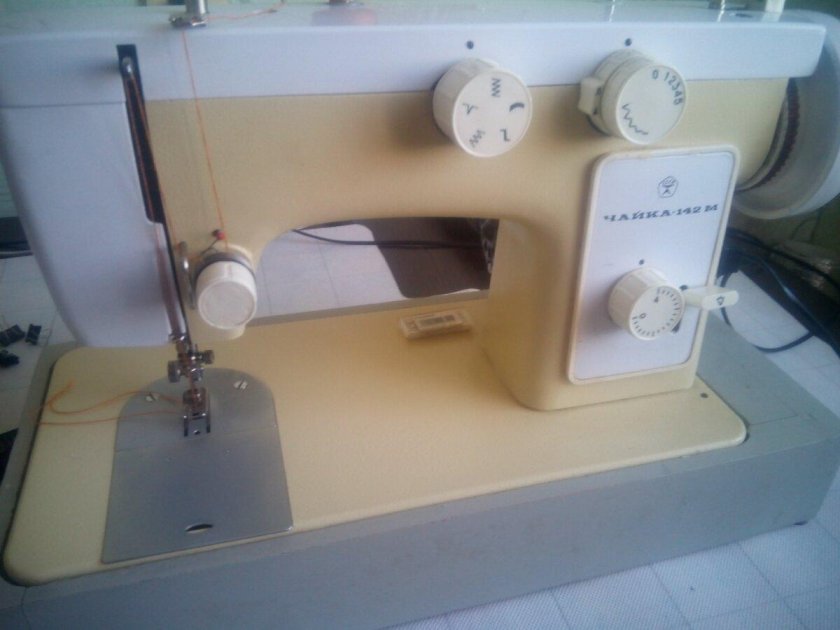 Швейная машинка Чайка 142