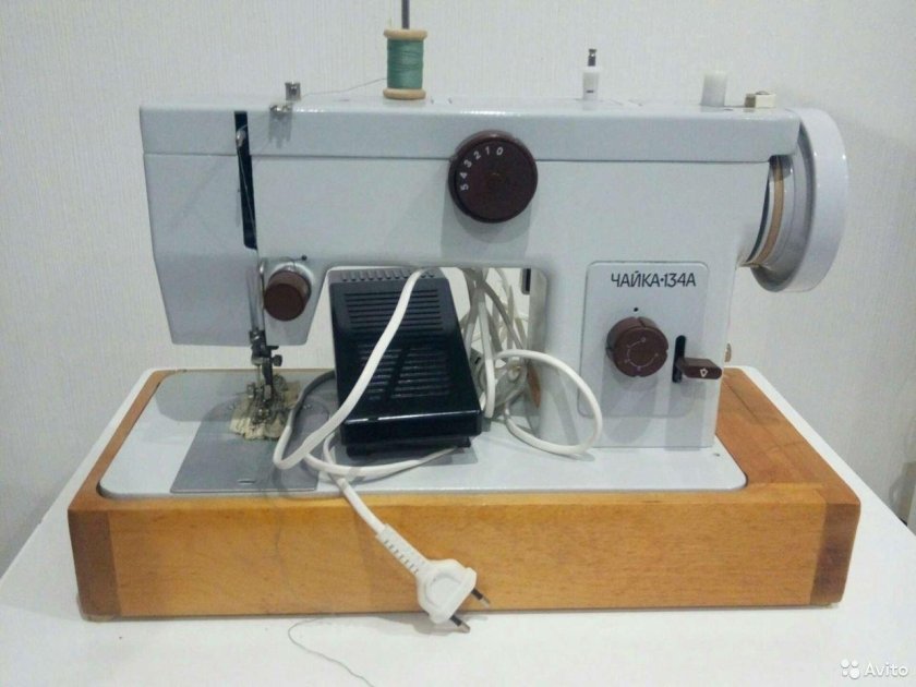 Чайка 134 швейная машинка с тумбой