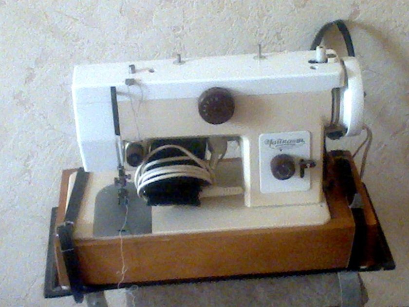 Швейная машинка Чайка 142м