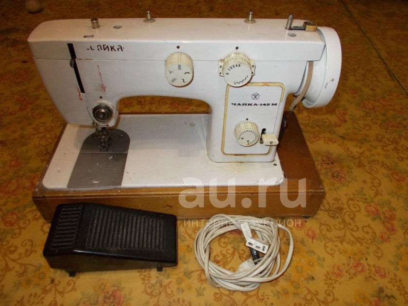 Швейная машинка Чайка 142 м ножная в тумбе