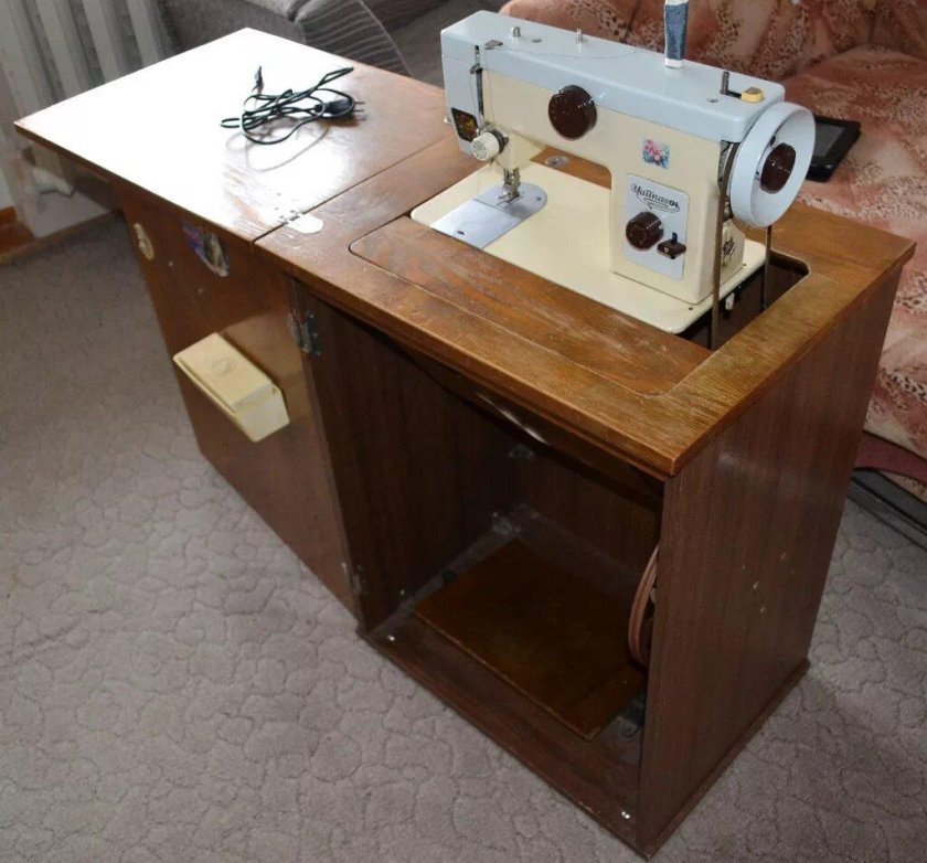 Швейная машинка Чайка 142 м ножная