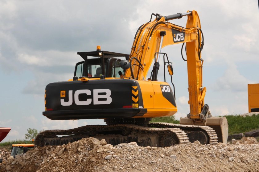 Гусеничный экскаватор JCB js260