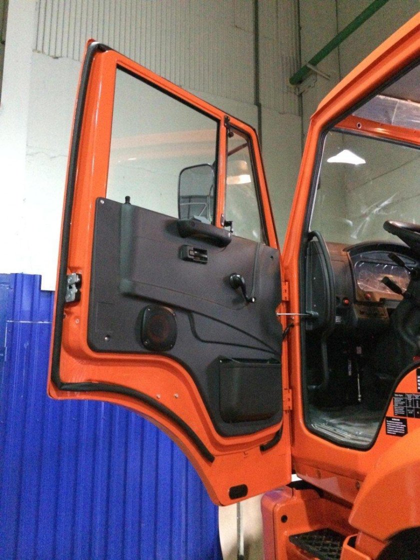Обшивка двери КАМАЗ 65115 евро 3
