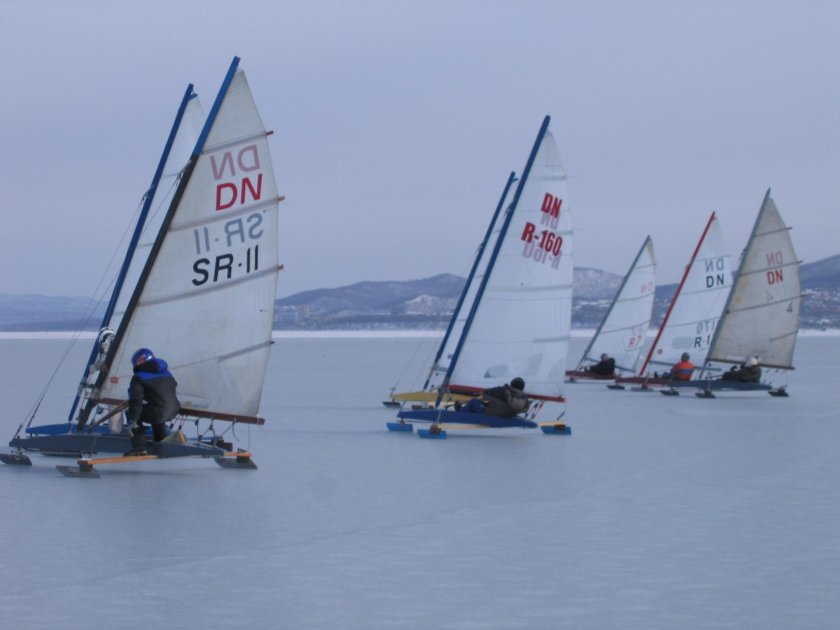 По льду под парусом