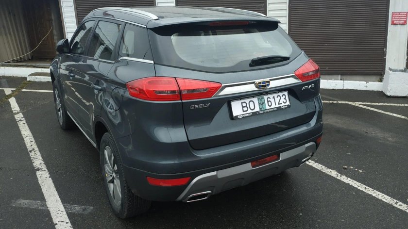 Geely Atlas серый