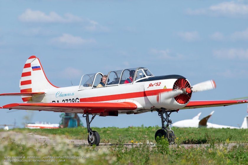 Учебный самолет як 52