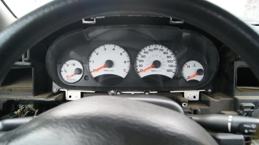 Приборная панель dodge Stratus 2 ночью