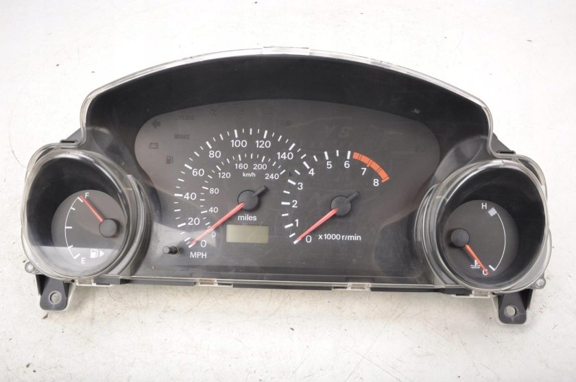 На сколько вольт лампа резерв топлива в панели приборов Додж Стратус 2