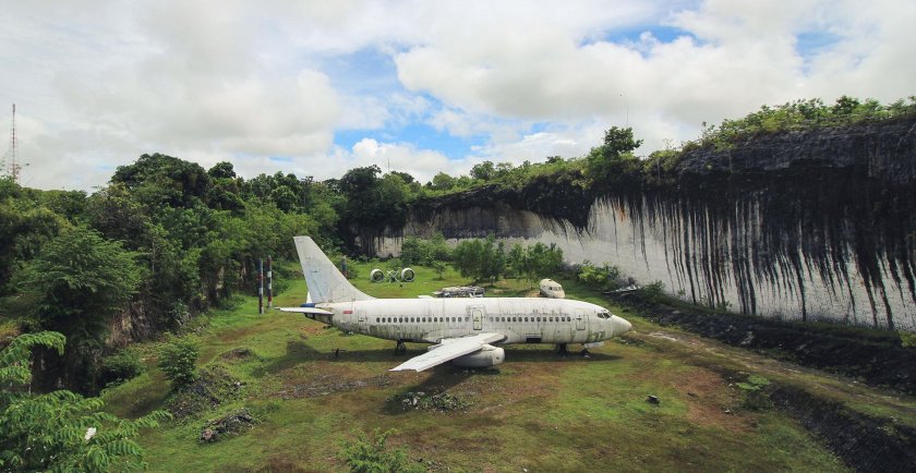 Заброшенный самолет в джунглях