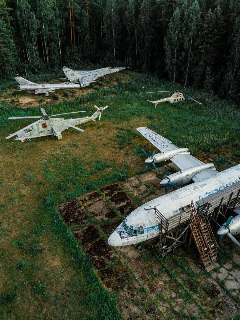 Заброшенный самолет в лесу