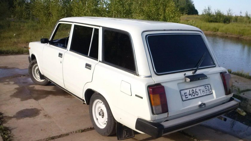 Белая ВАЗ 2104 тонированная