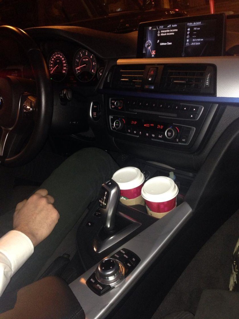 Кофе в салоне машины