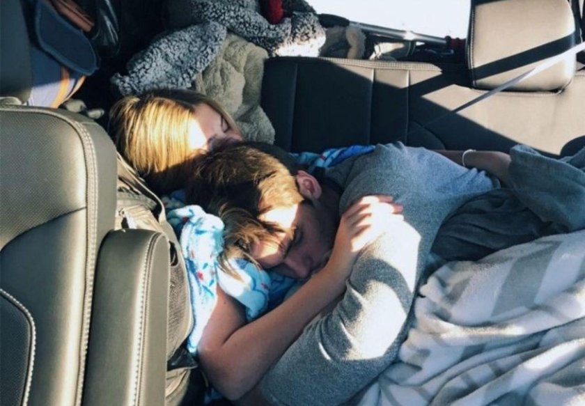 Девушка на заднем сидении авто