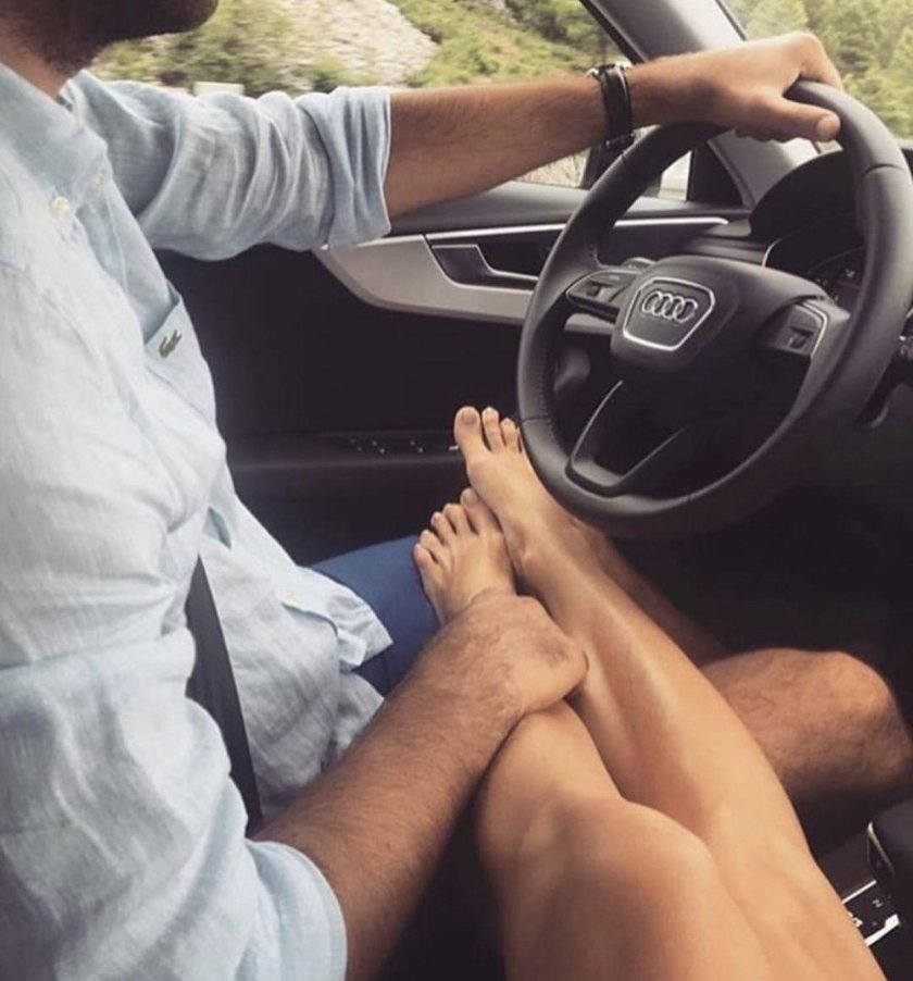 Парень сидевушкой в машине