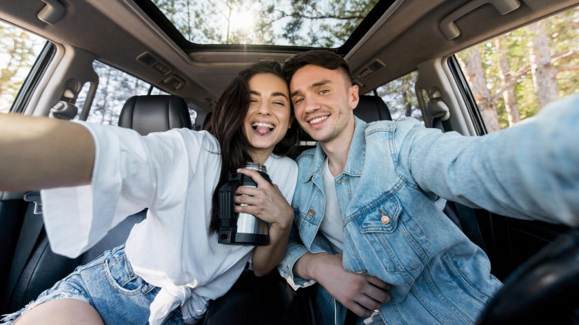 Селыи с мужчиной в машине