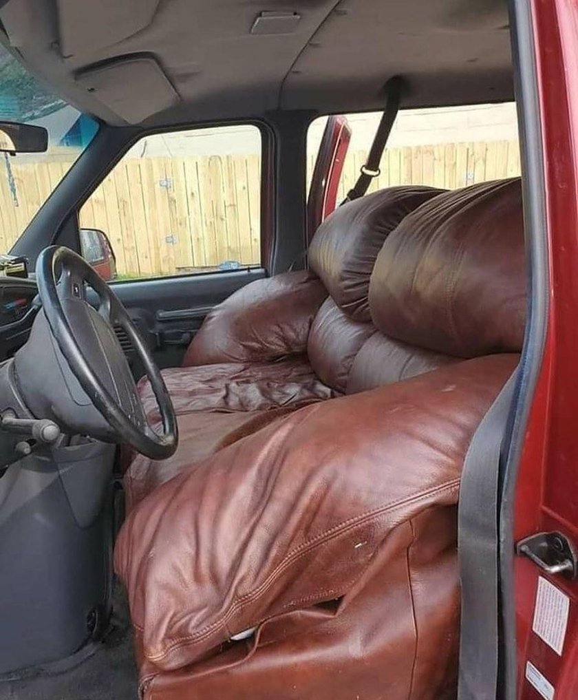 Табуретка в салоне авто