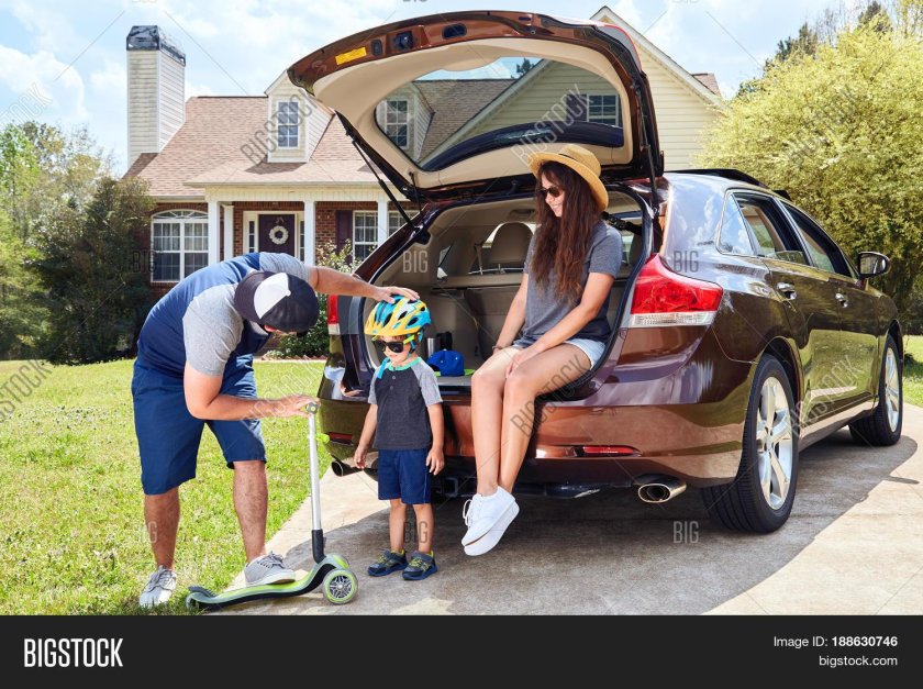 Семья дом машина