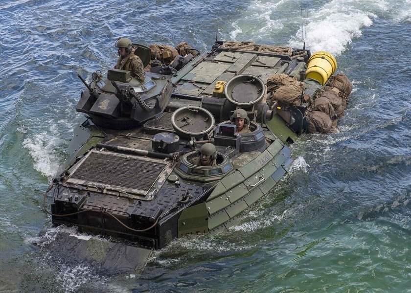 Гусеничная амфибия aav7