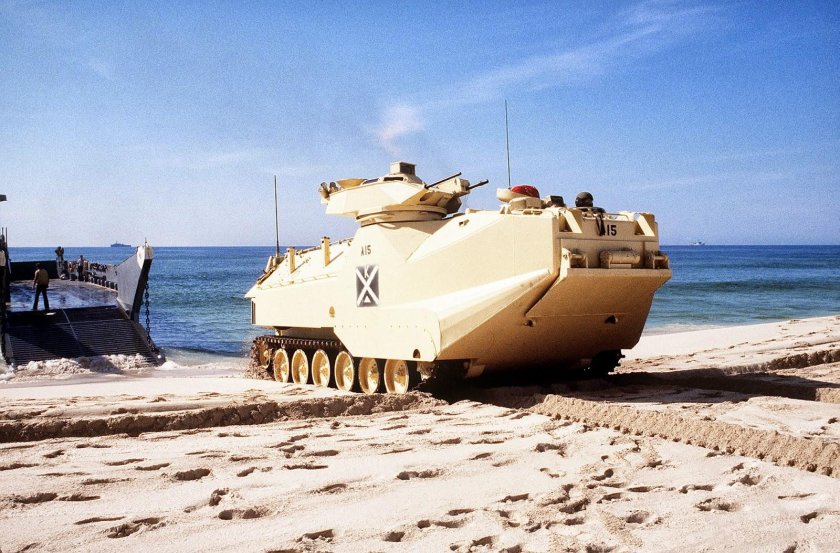 Бронированная гусеничная амфибия aav7