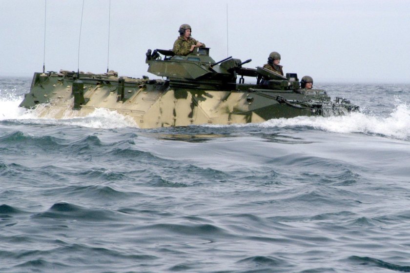 Машины-амфибии AAV-7