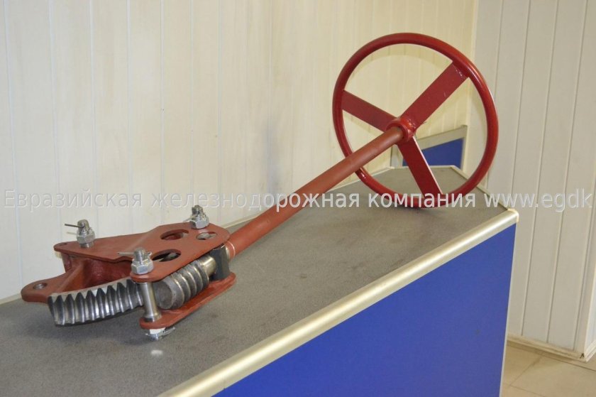 Стояночный тормоз грузового вагона