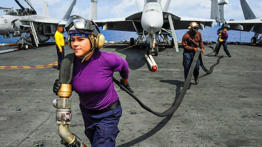 Авиатехники авианосца