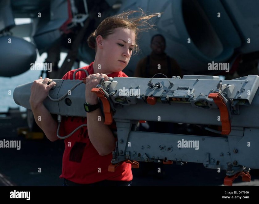 Девушка авиационный техник