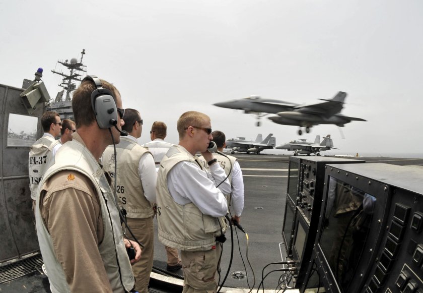 Парковщики на авианосцах