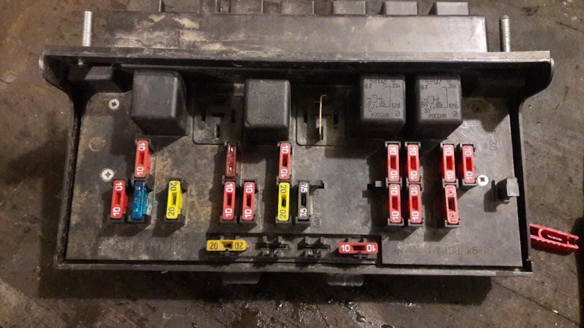 ВАЗ 2107 блок реле под бардачком