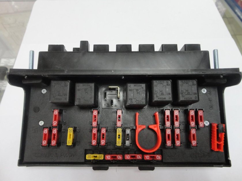 Блок предохранителей ВАЗ 2107 инжектор