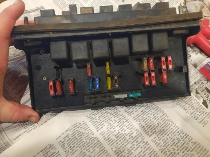 Перегорела дорожка в блоке предохранителей ВАЗ 2107 ничего не работает