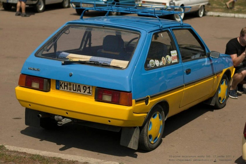 ЗАЗ 1102 Таврия желтая