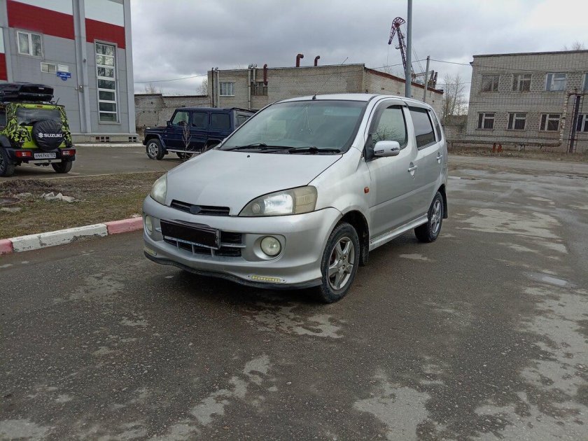Daihatsu YRV 2001