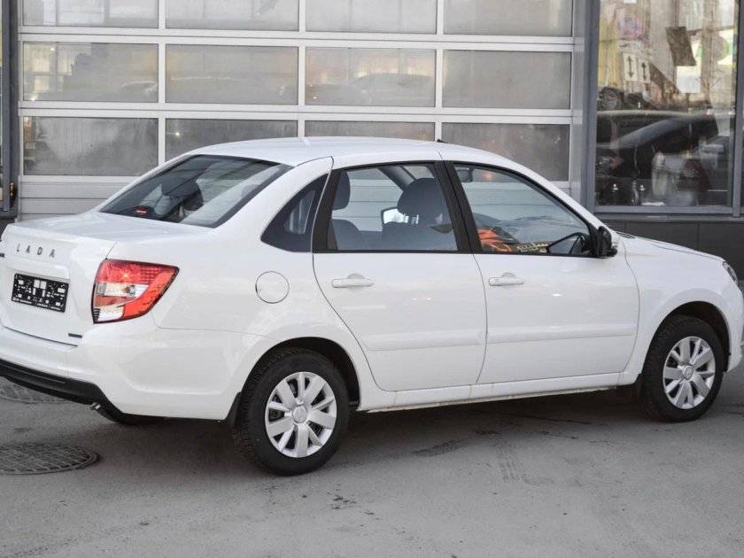 Белая Лада Гранта 2022 седан