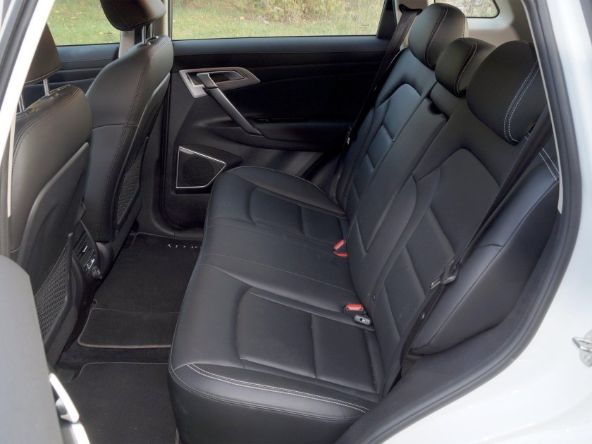 Джили атлас салон сзади