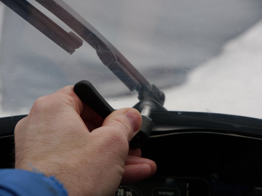 Стеклоочиститель для автомобиля ручной