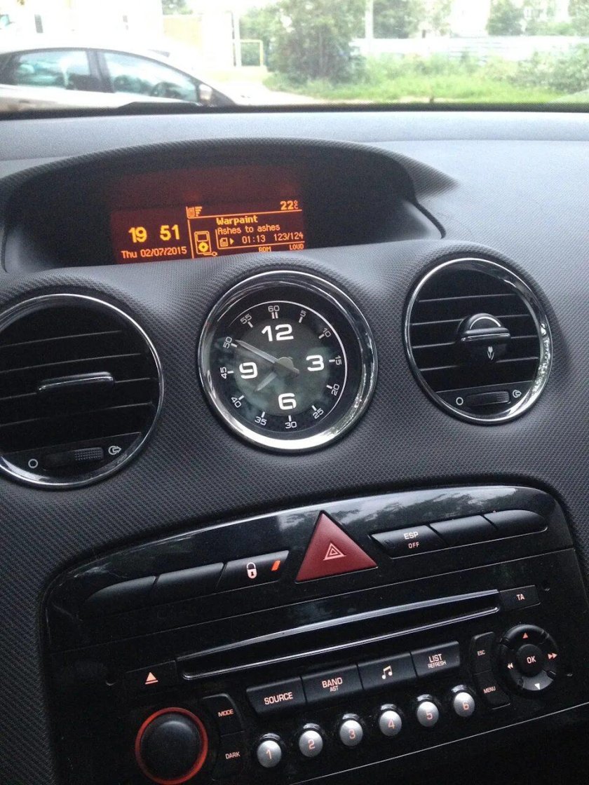 Часы в воздуховод Пежо 308