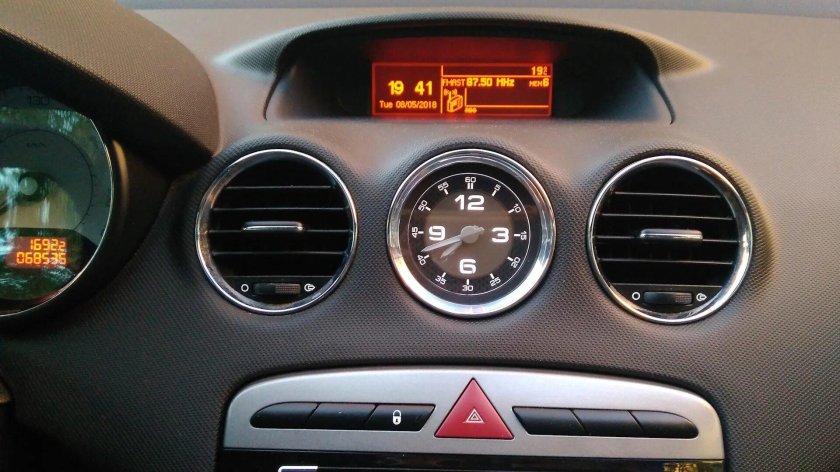 Часы в воздуховод Пежо 308