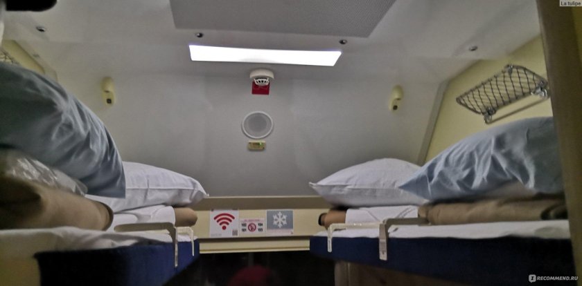 Верхняя полка в купе двухэтажного поезда