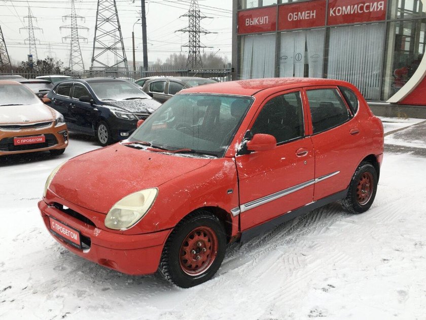 Daihatsu storia бордовый