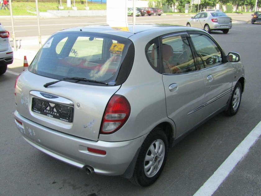 Дайхатсу стория 2001